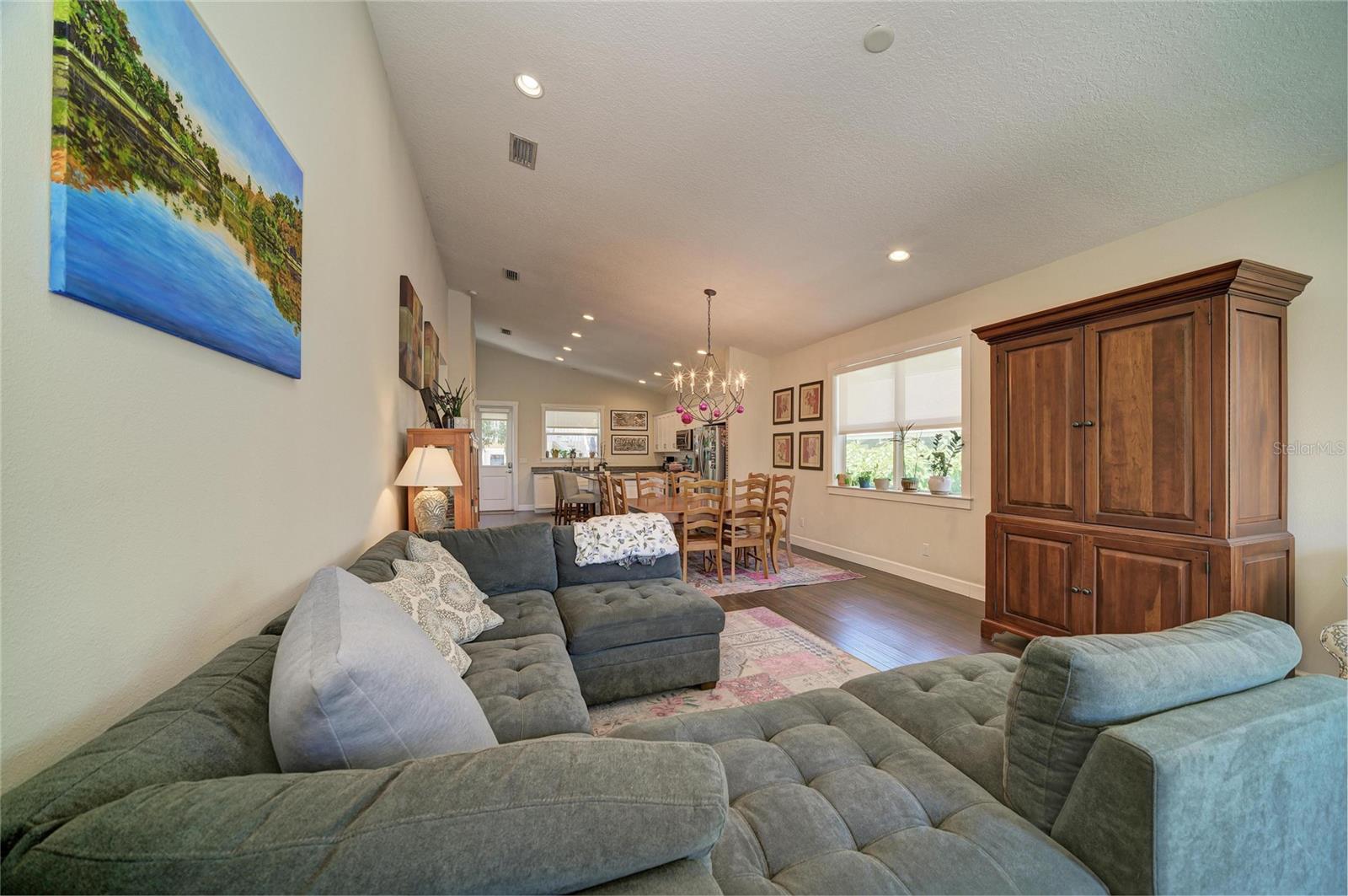 632 VIRGINIA DR — photo 11