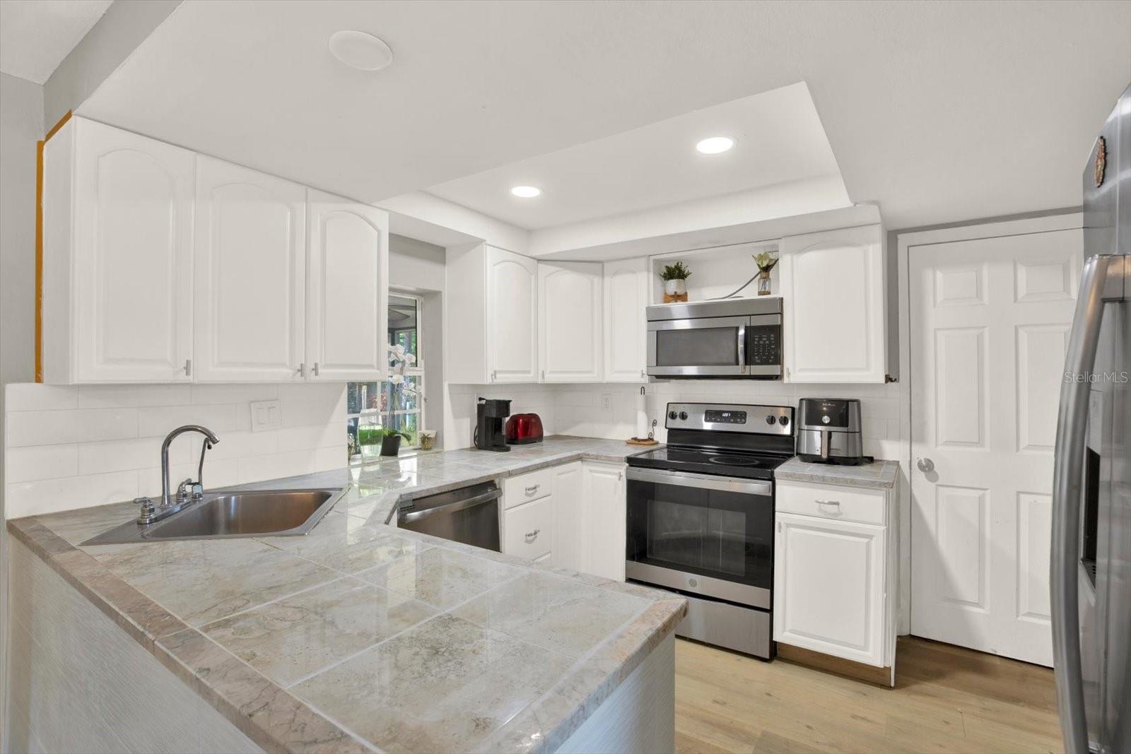3920 BEACON SQUARE DR — photo 7