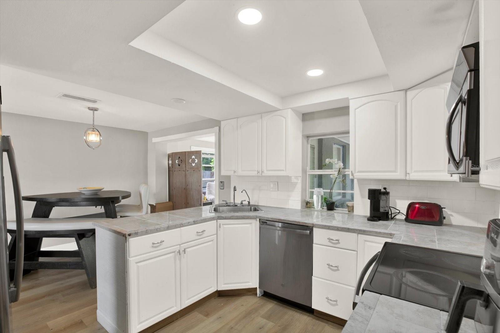 3920 BEACON SQUARE DR — photo 8