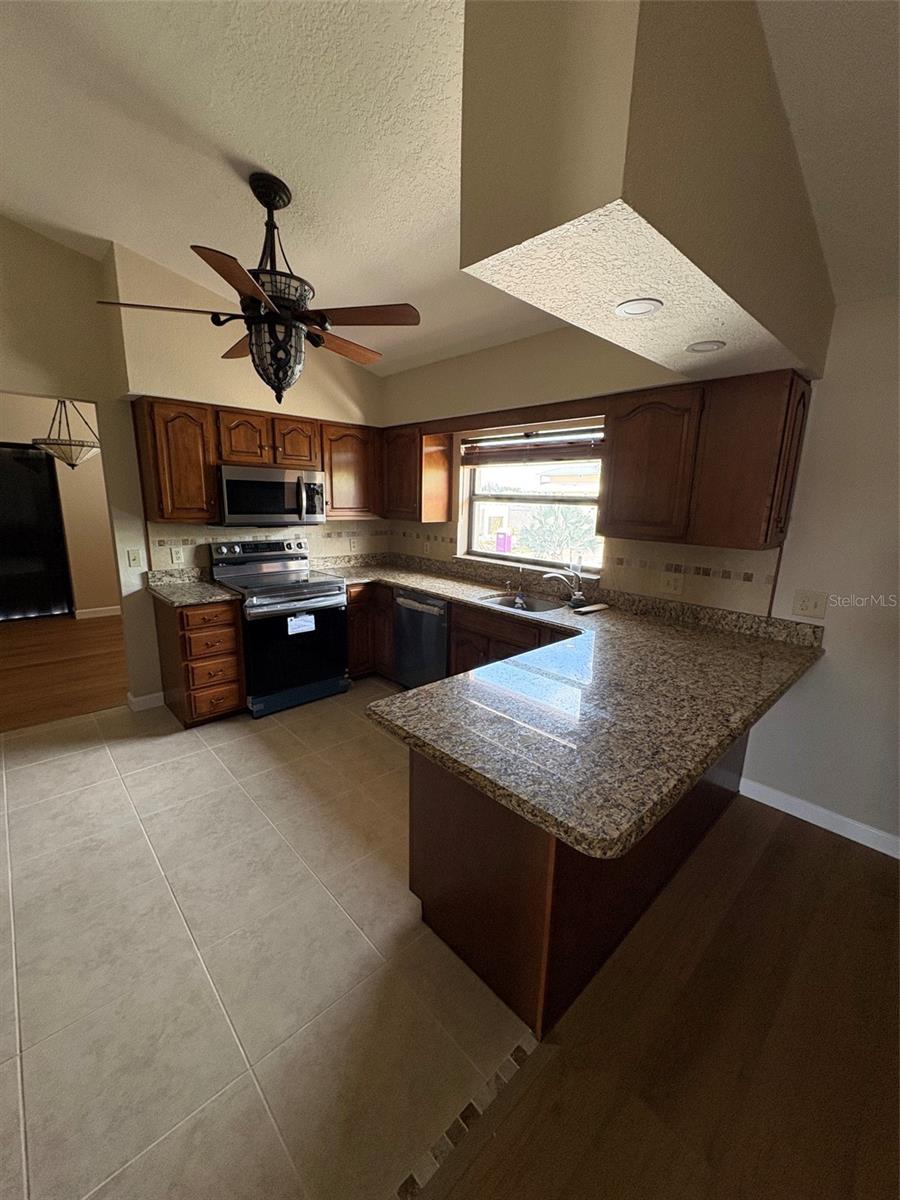 15810 REDINGTON DR — photo 16