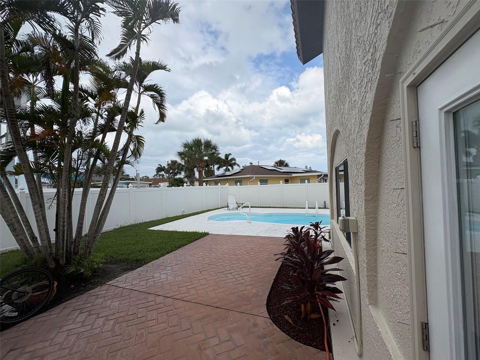15810 REDINGTON DR — photo 34