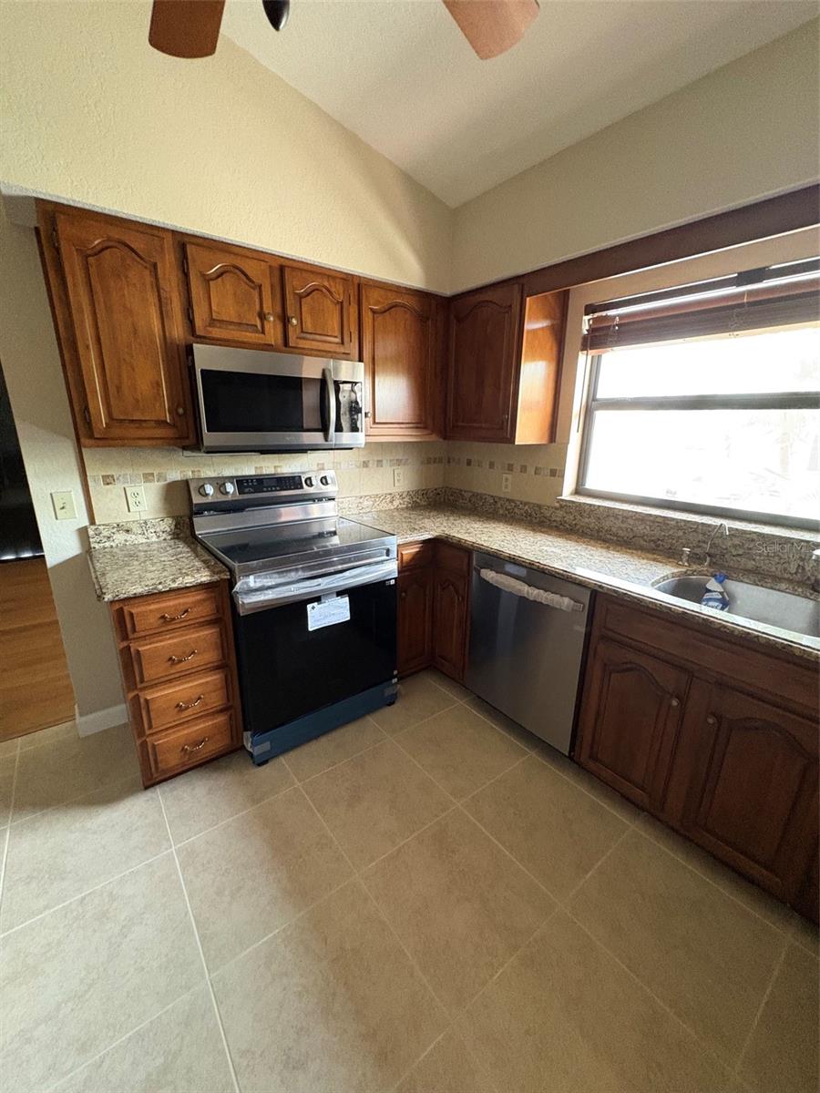 15810 REDINGTON DR — photo 17