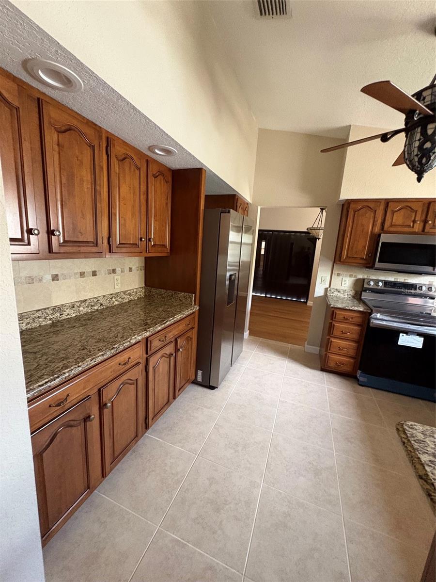 15810 REDINGTON DR — photo 15