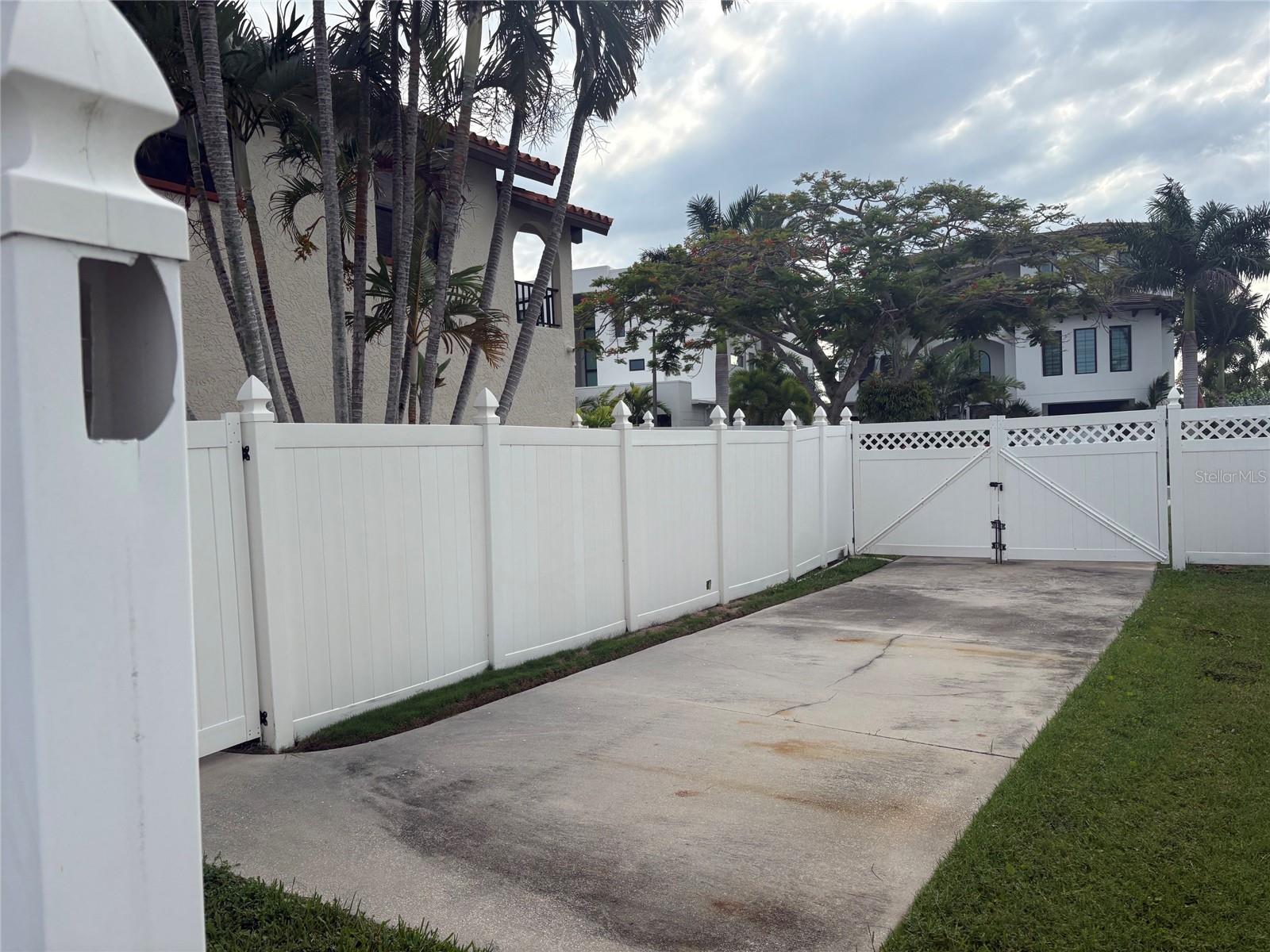 15810 REDINGTON DR — photo 33