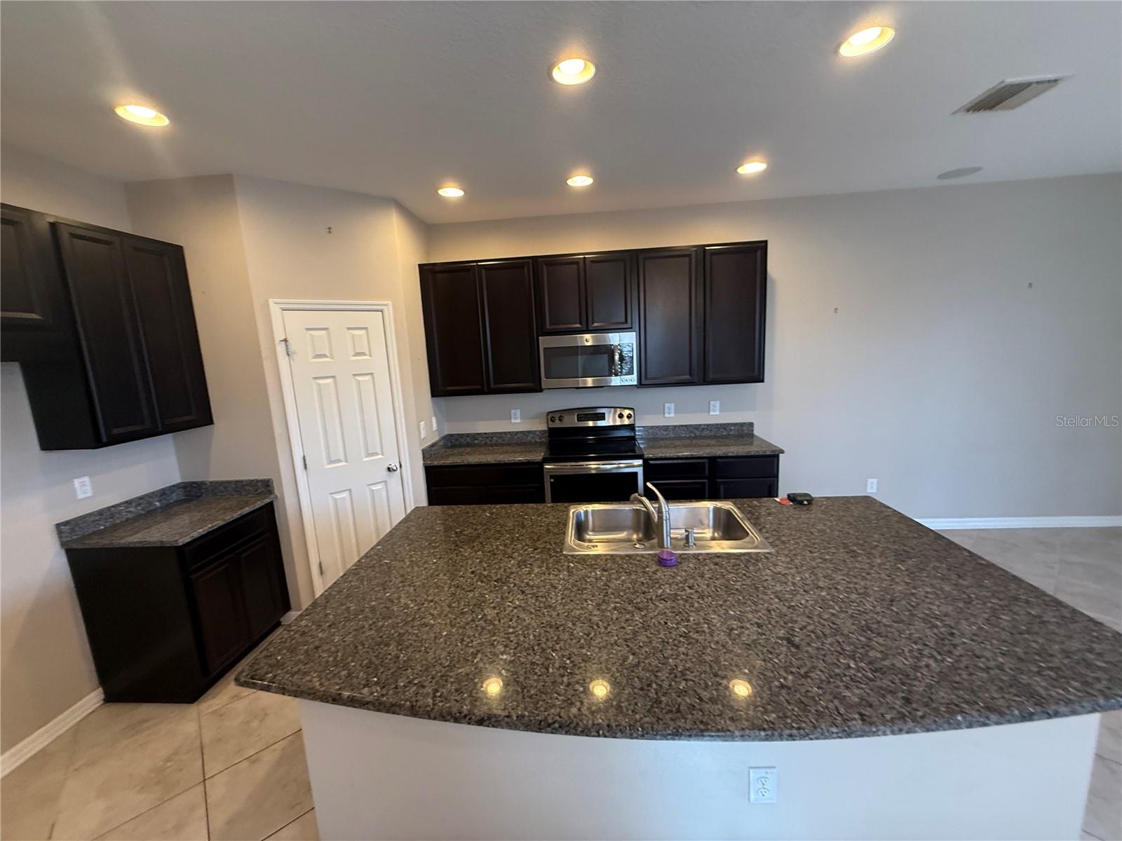 6629 HOLLY HEATH DR — photo 2