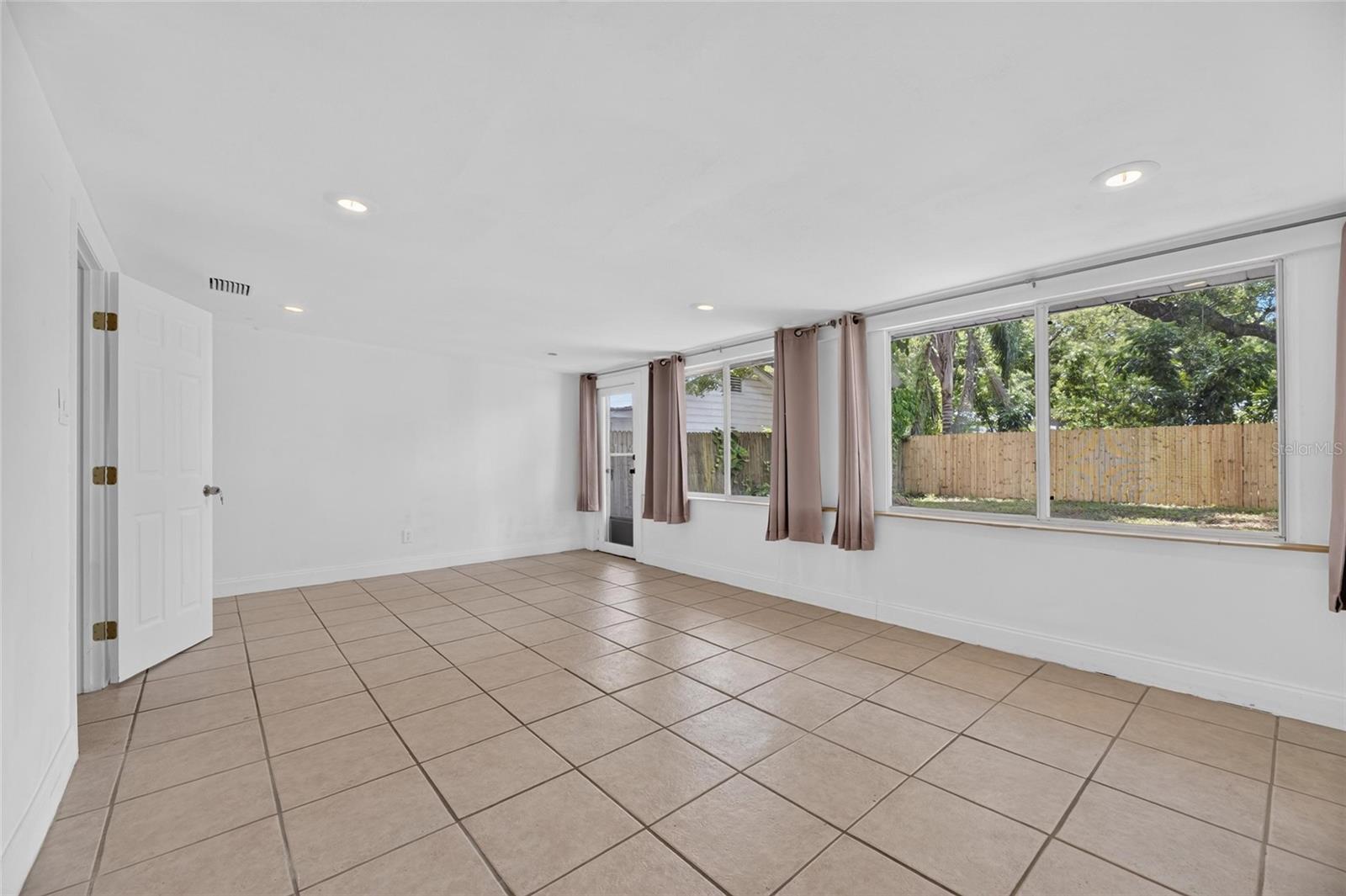 1005 E FLORA ST — photo 36