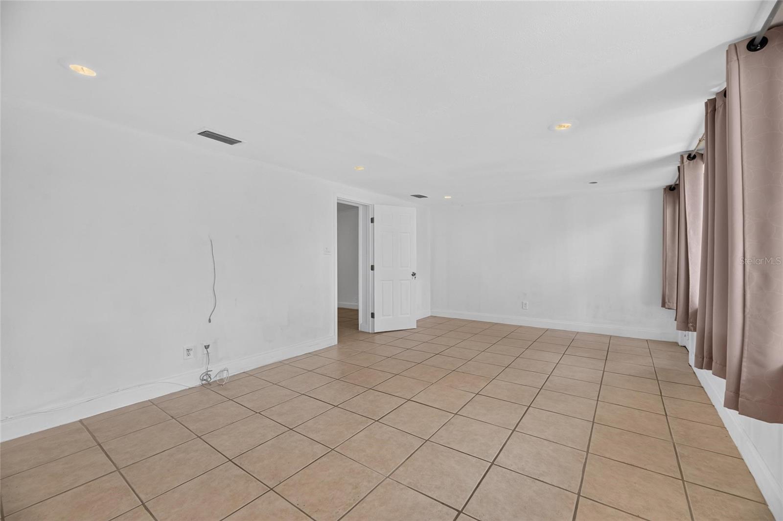 1005 E FLORA ST — photo 35