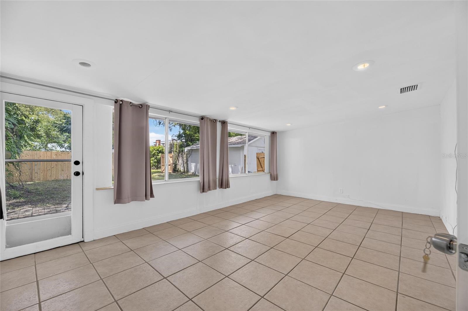 1005 E FLORA ST — photo 33