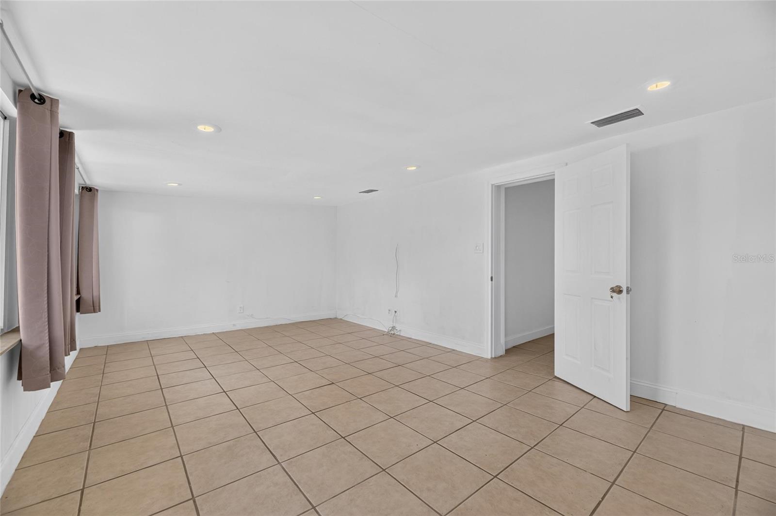 1005 E FLORA ST — photo 34