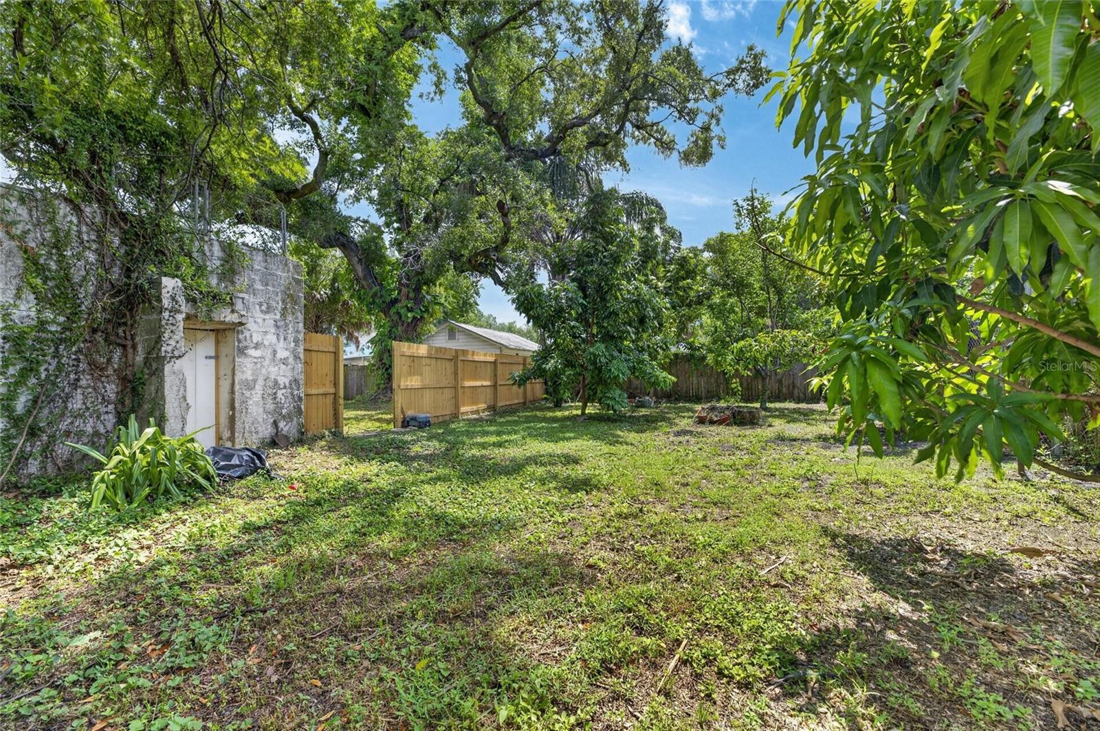 1005 E FLORA ST — photo 43