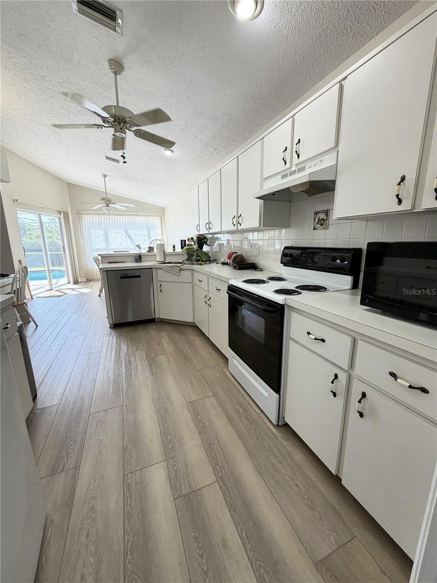 10542 MAGRATH LN — photo 4
