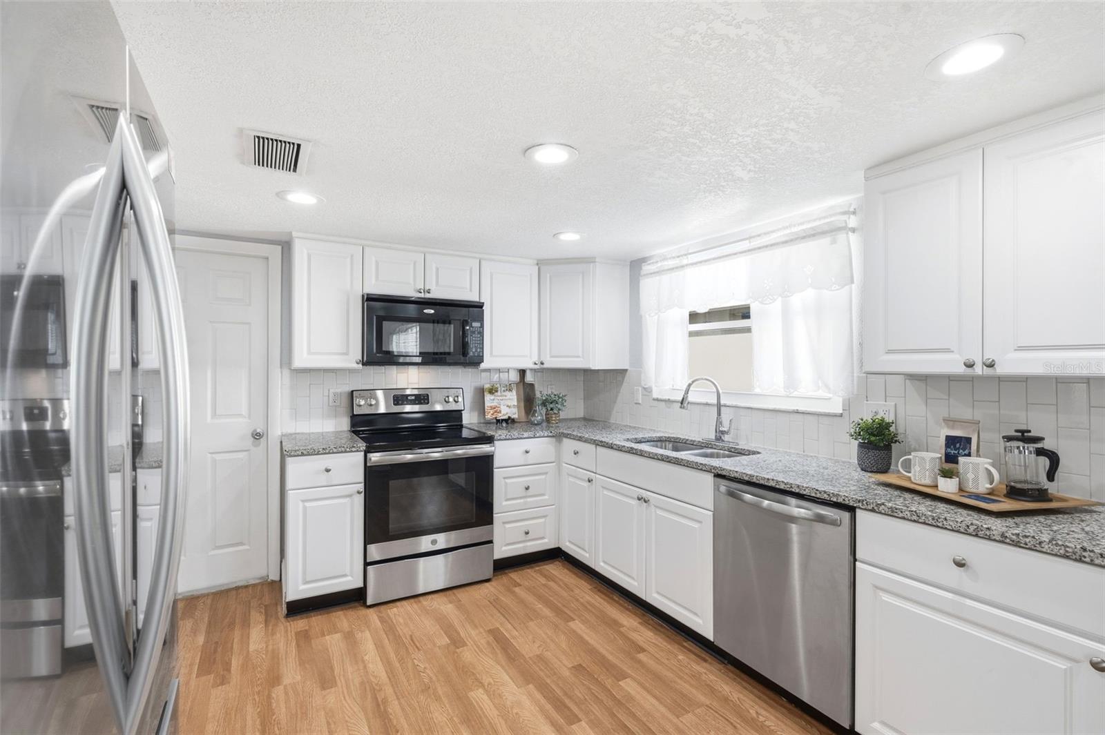 8233 REDFIELD DR — photo 18