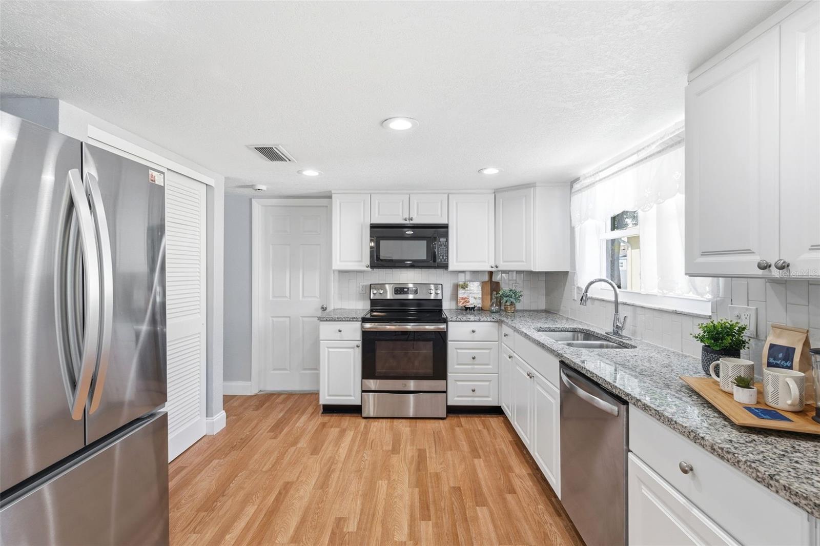 8233 REDFIELD DR — photo 17