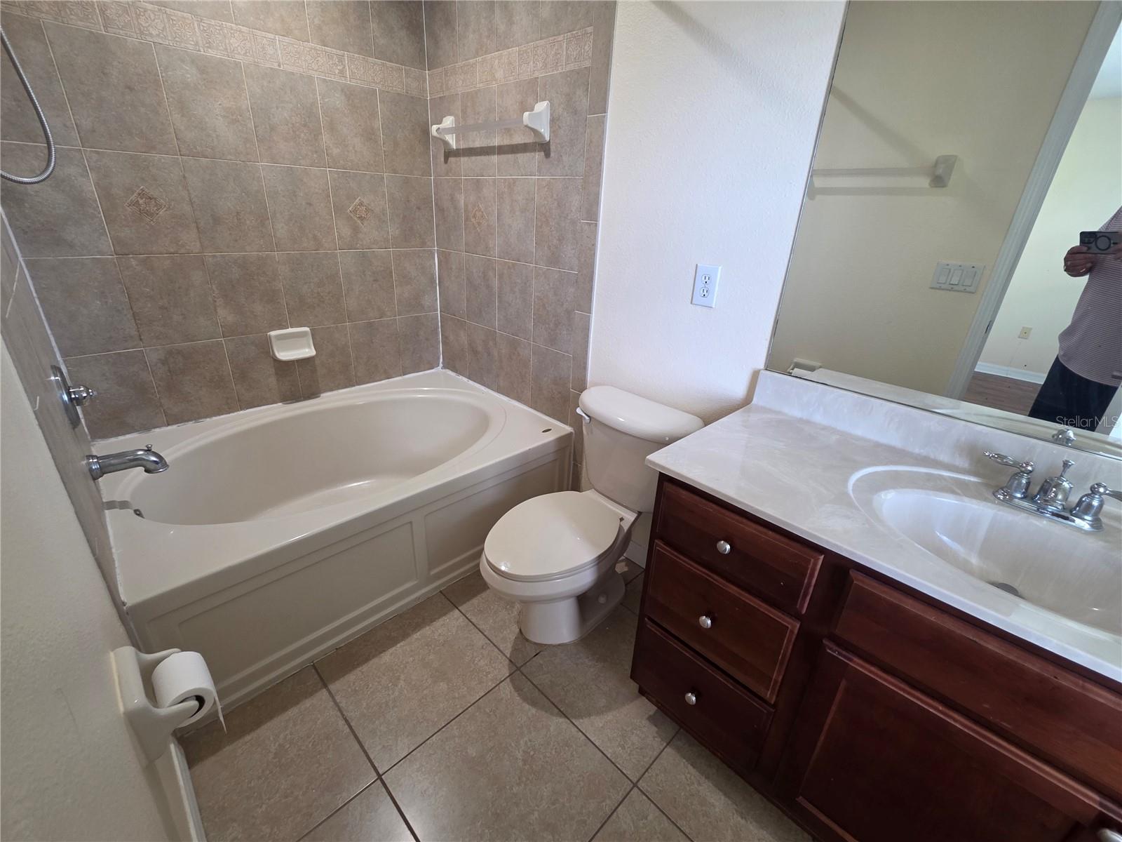 2401 LEXINGTON OAK DR — photo 25