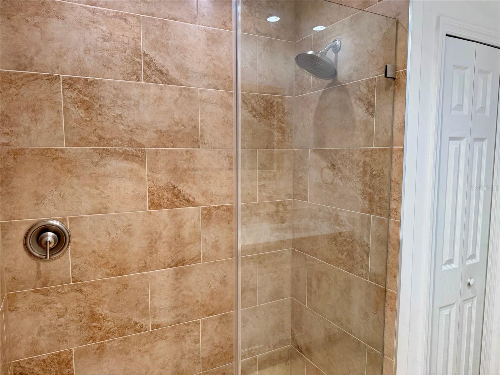 902 OAKWOOD DR — photo 23