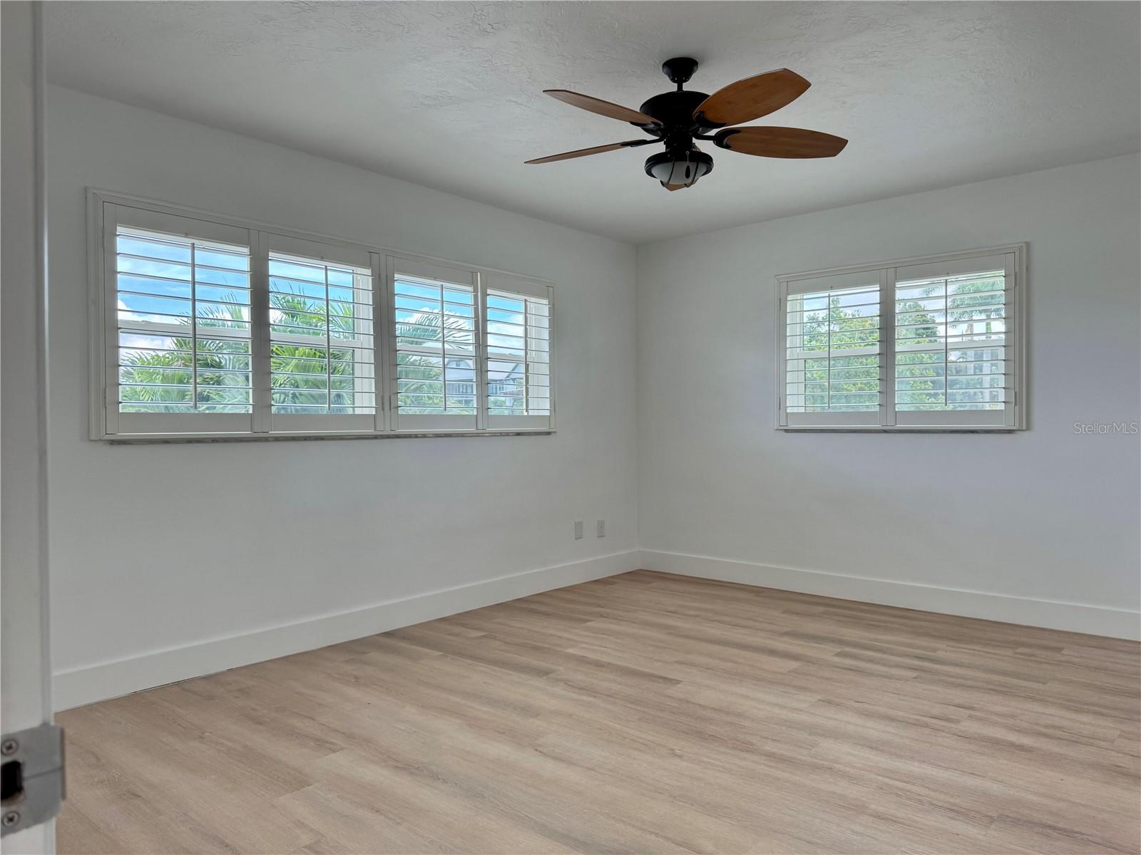 902 OAKWOOD DR — photo 16