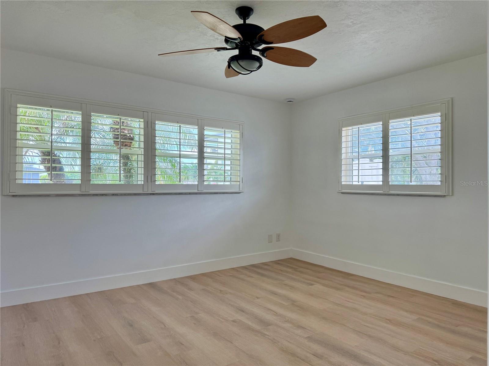 902 OAKWOOD DR — photo 12