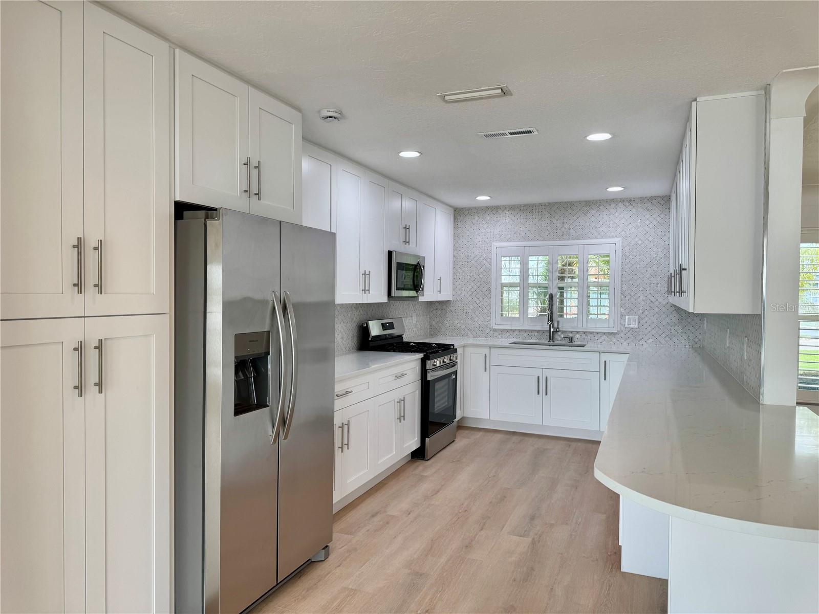 902 OAKWOOD DR — photo 10