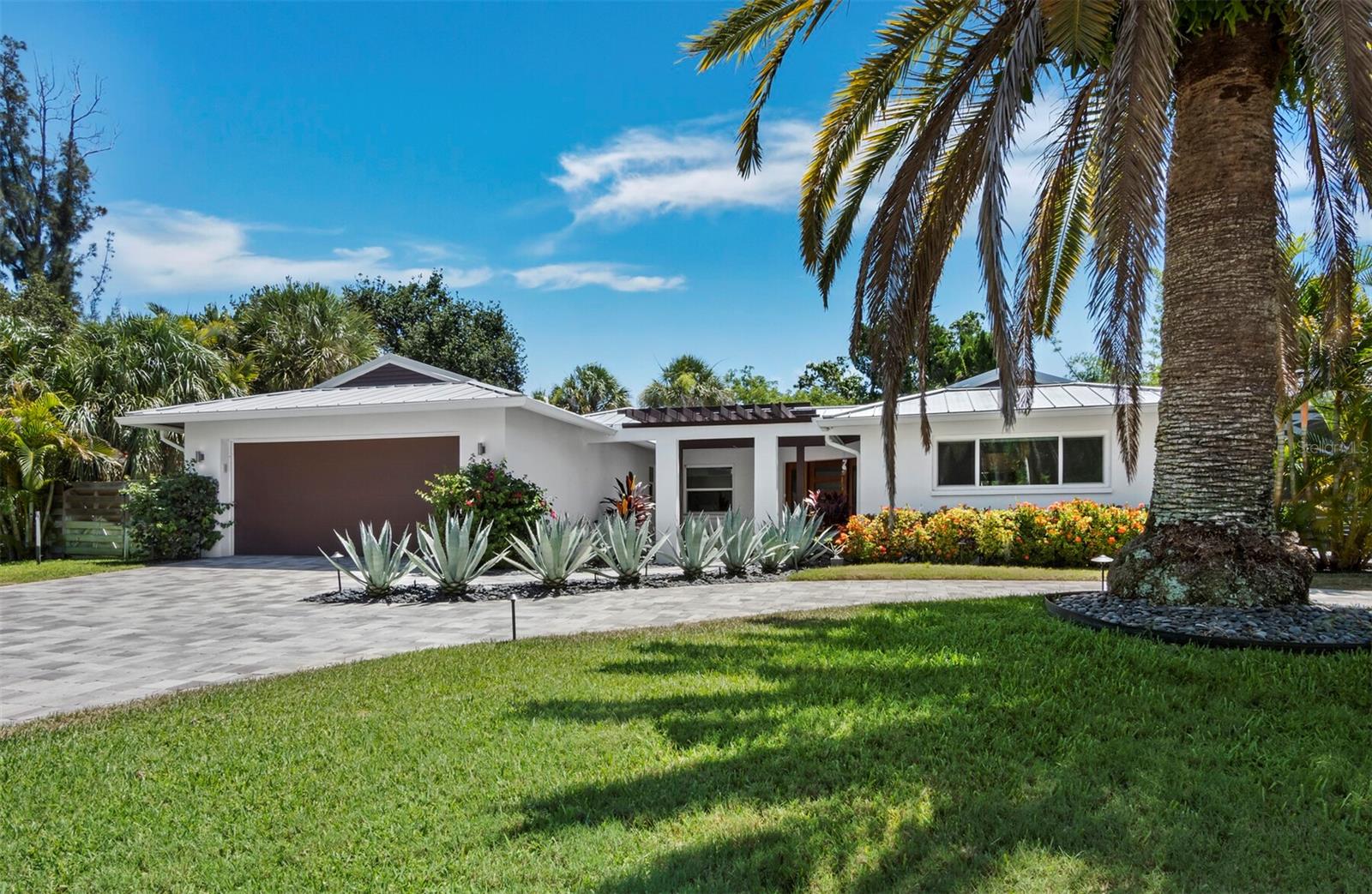 622 TROPICAL CIR — photo 3