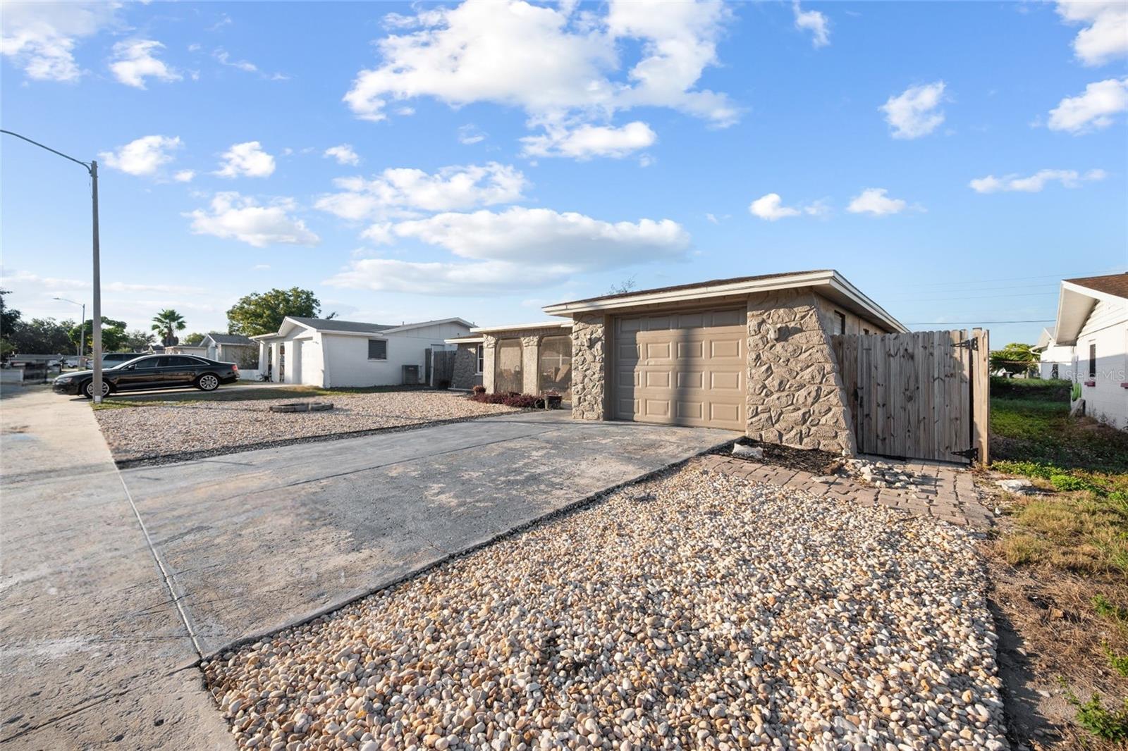 5633 ANDREA DR — photo 2