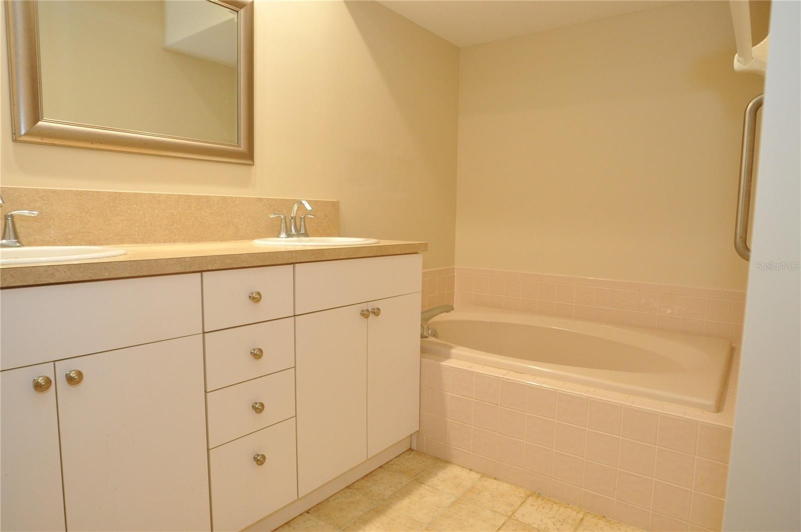 5565 SALEM SQUARE DR N — photo 34