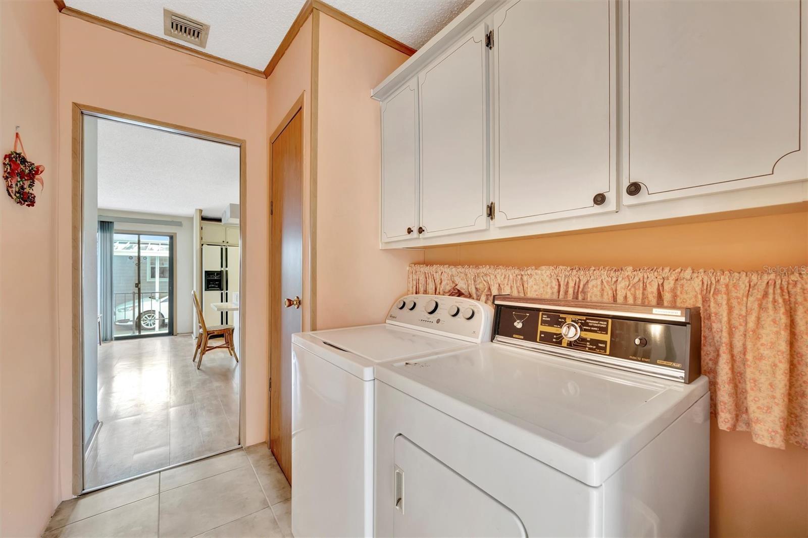236 N SAINT THOMAS CIR — photo 30