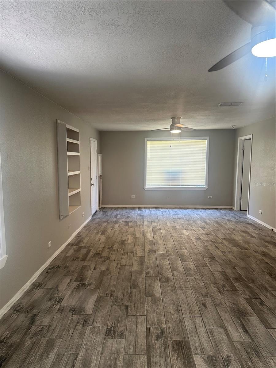 807 E OSBORNE AVE — photo 2