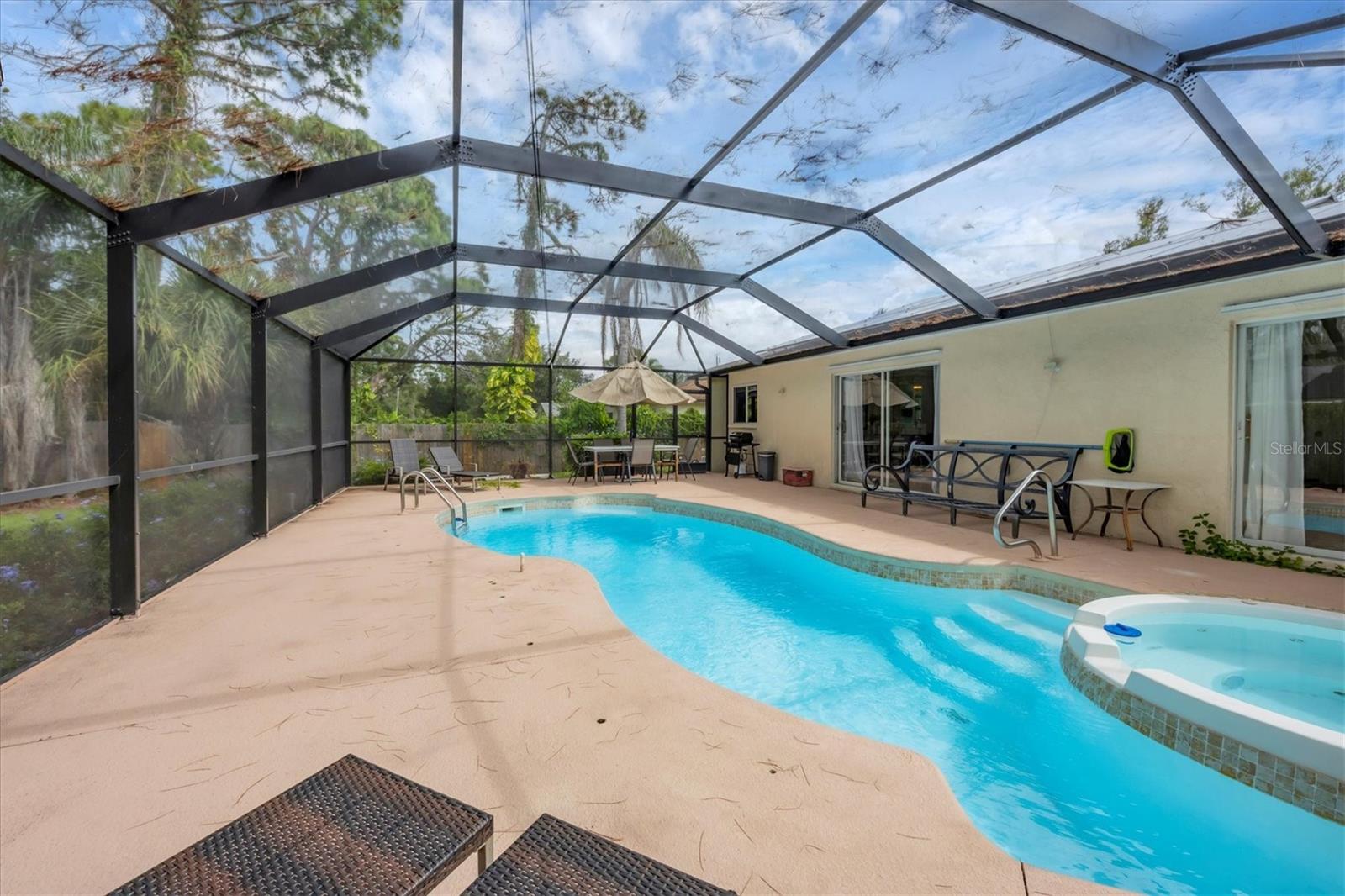 2445 APACHE ST — photo 4