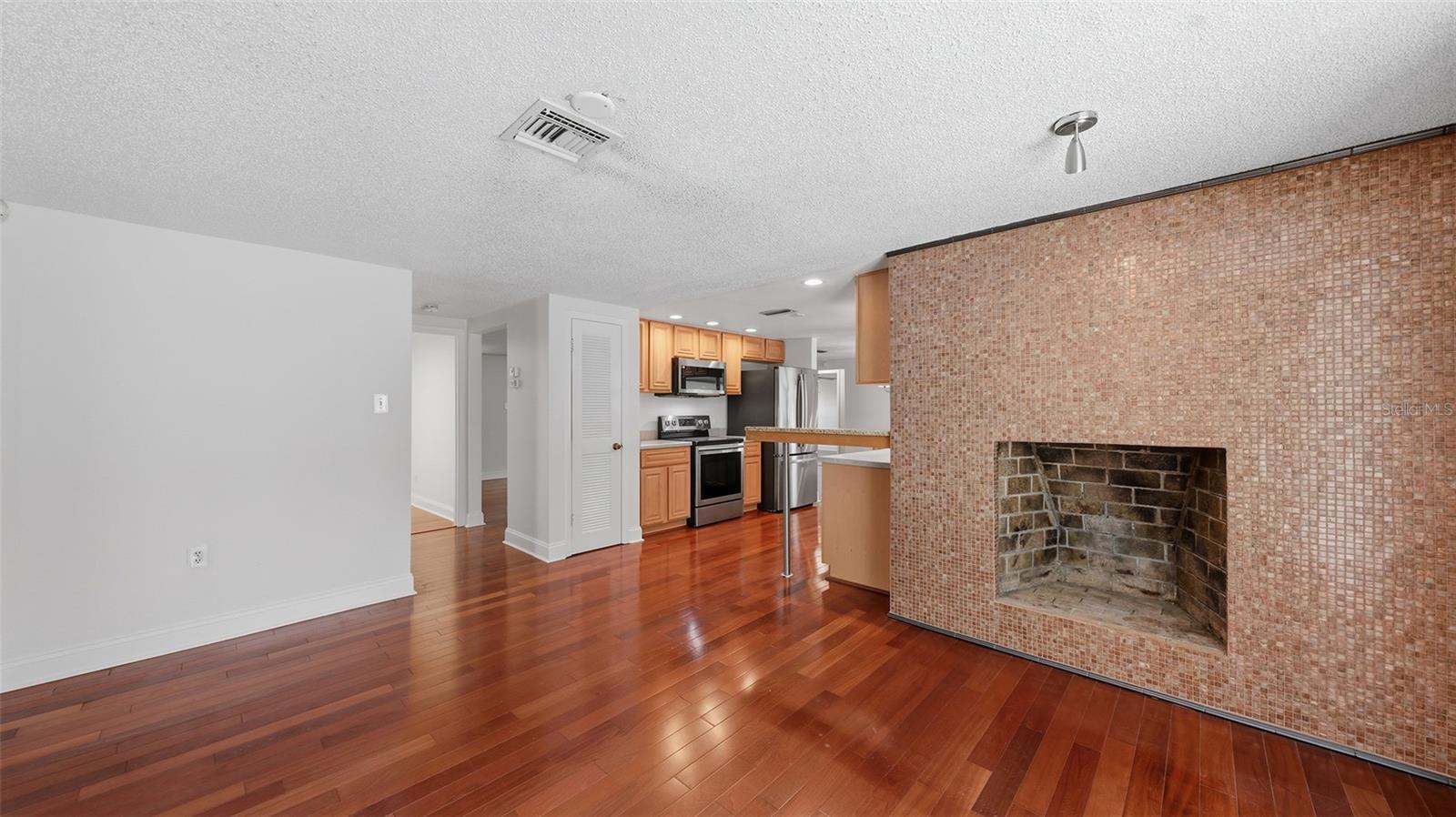 2220 DOUD ST — photo 12