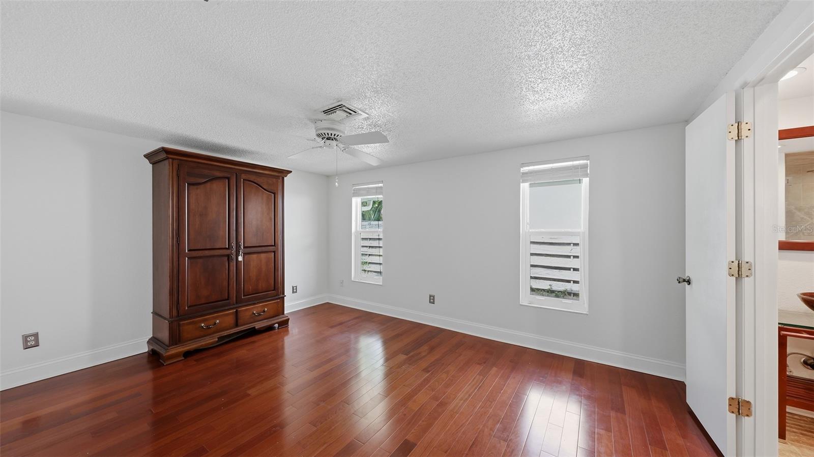 2220 DOUD ST — photo 15