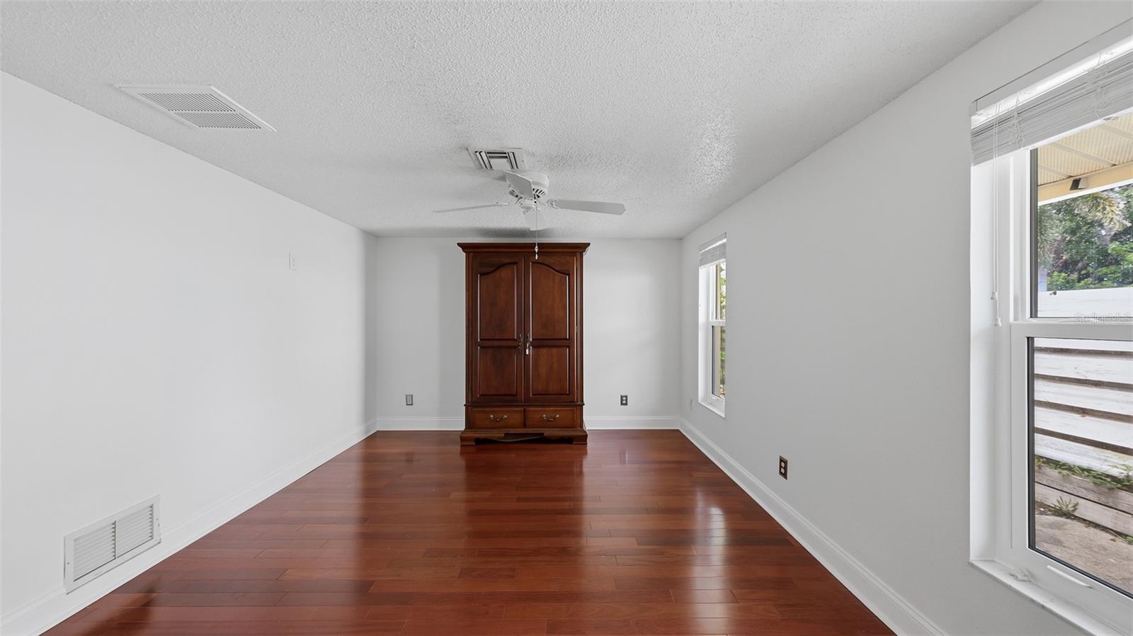 2220 DOUD ST — photo 16