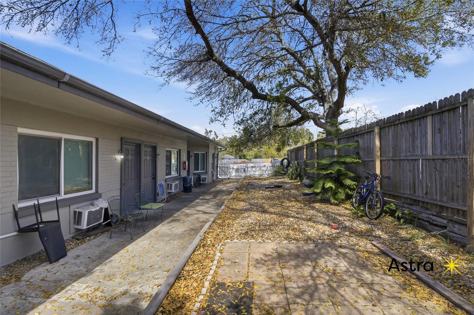 1429 LAURA ST — photo 4