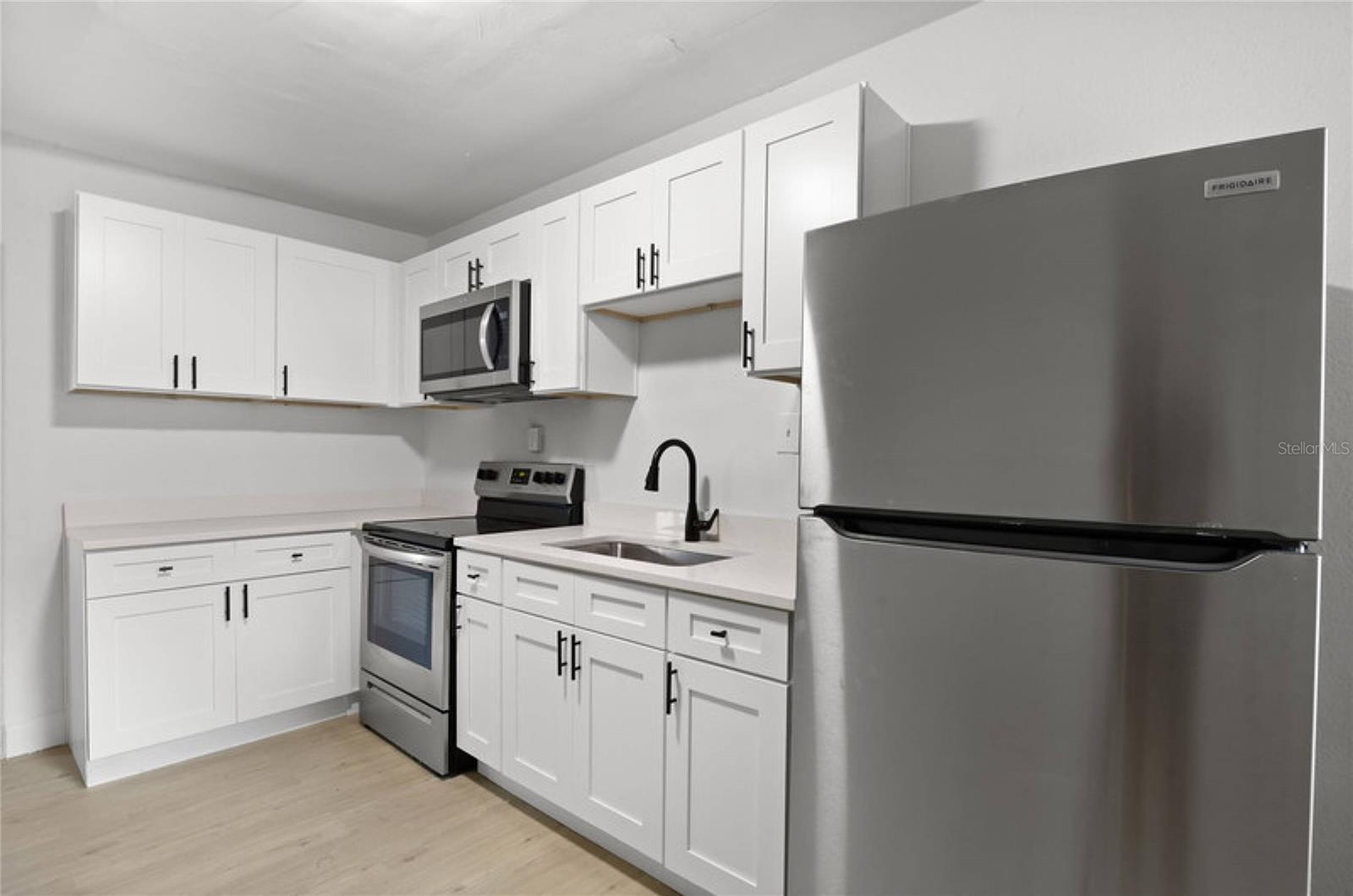 1429 LAURA ST — photo 7