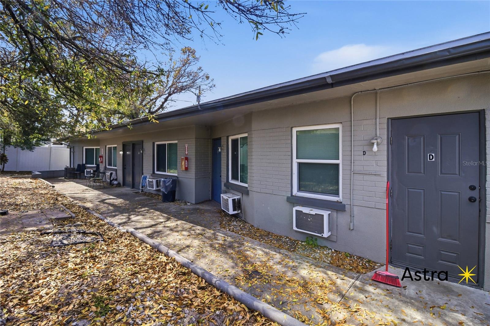 1429 LAURA ST — photo 3