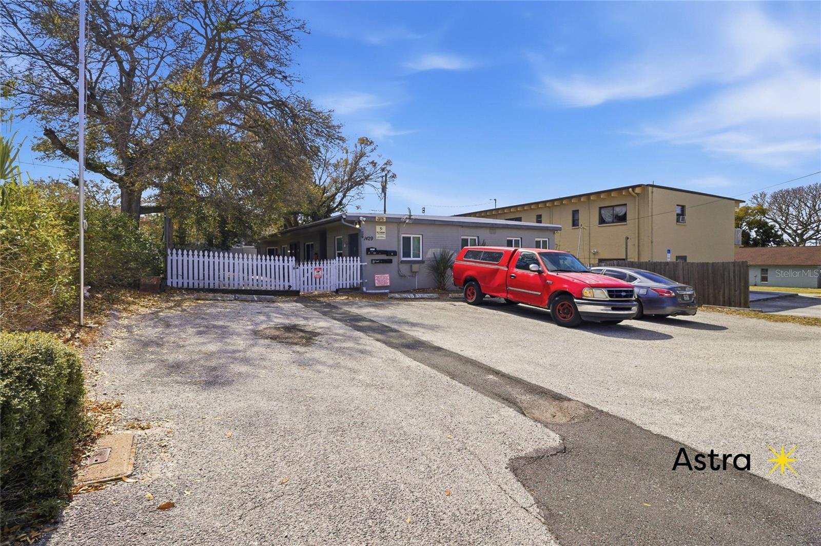 1429 LAURA ST — photo 2