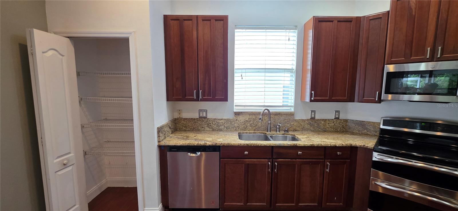 11609 GREENSLEEVE AVE — photo 28