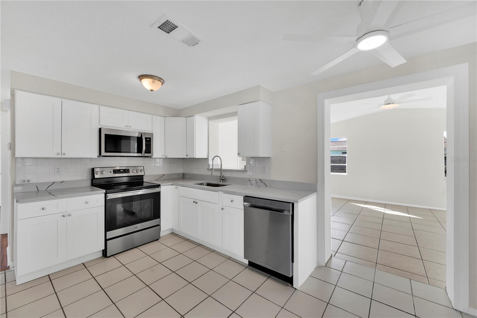 6318 BALDWYN AVE — photo 10