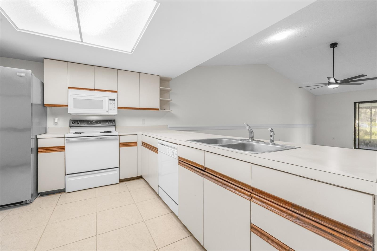 18425 AINTREE CT — photo 18