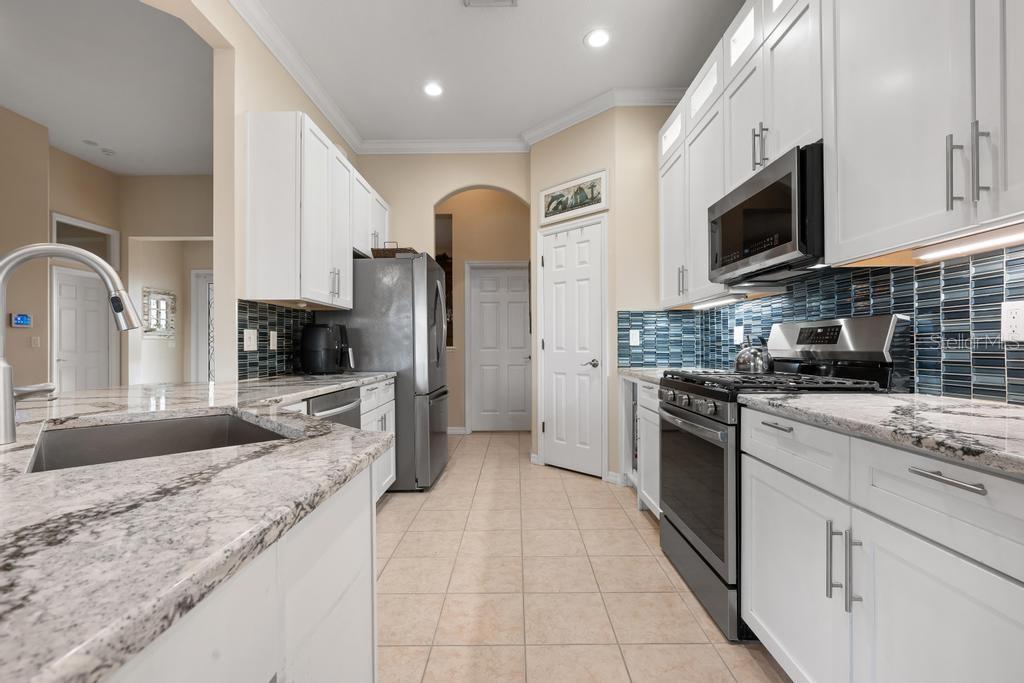 264 DAHLIA CT — photo 9