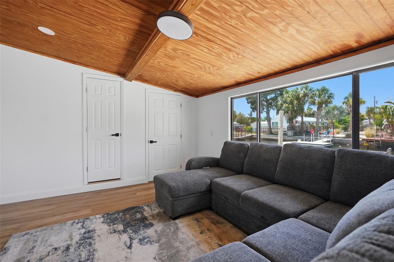 7037 MCCRAY DR — photo 9