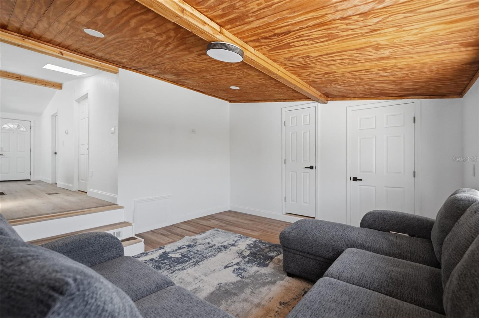 7037 MCCRAY DR — photo 8