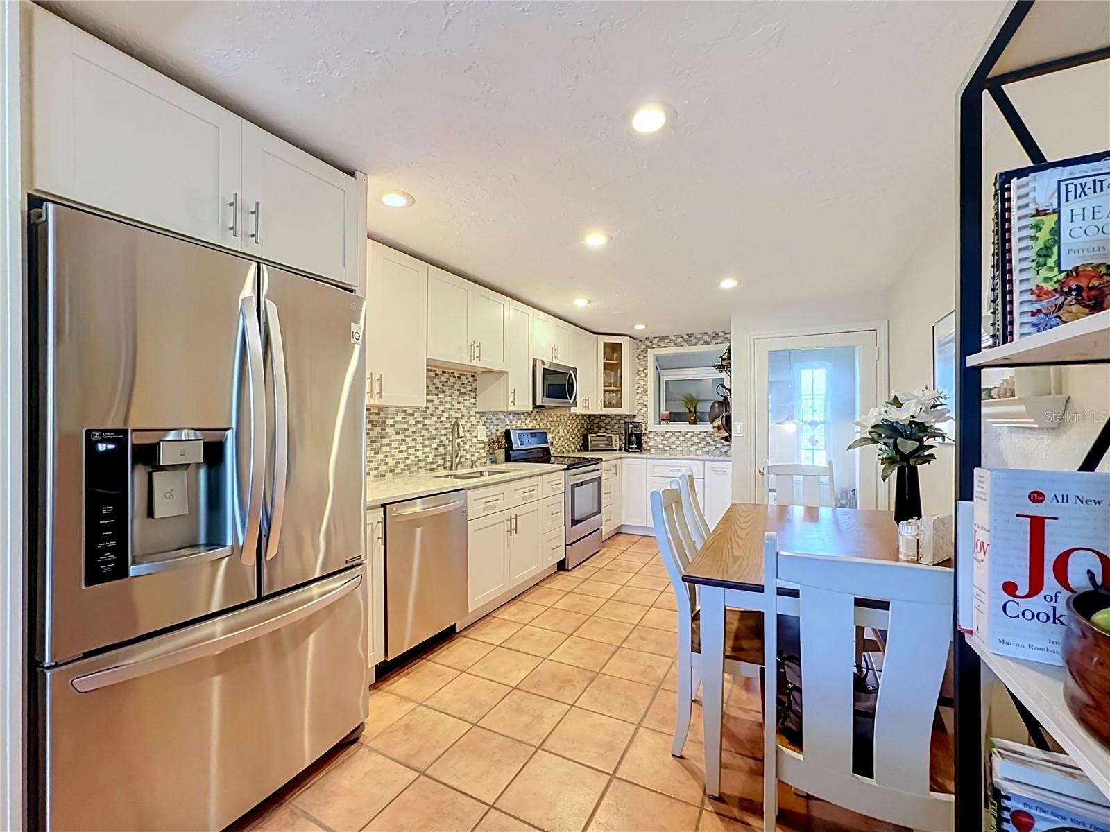 202 PEACOCK LN #A — photo 2