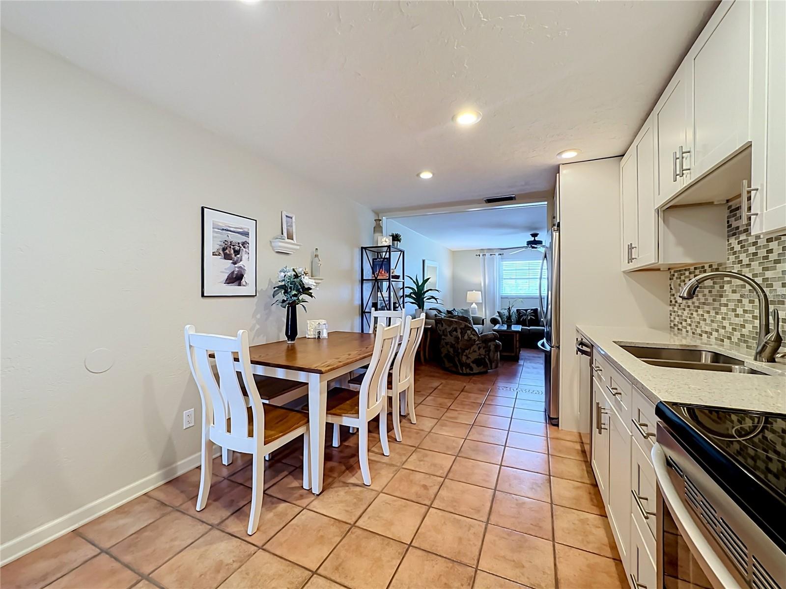 202 PEACOCK LN #A — photo 9