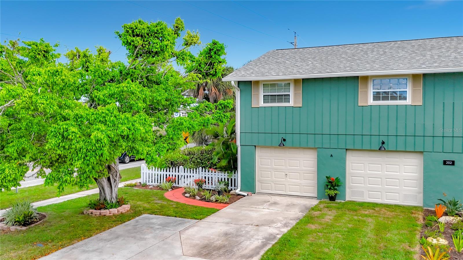 202 PEACOCK LN #A — photo 5