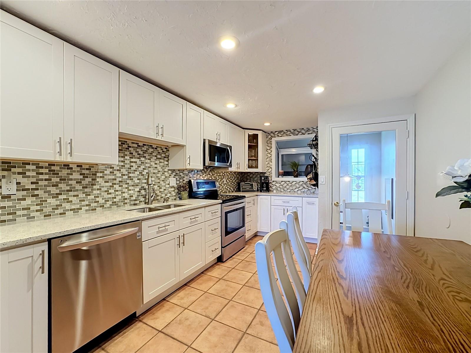 202 PEACOCK LN #A — photo 6