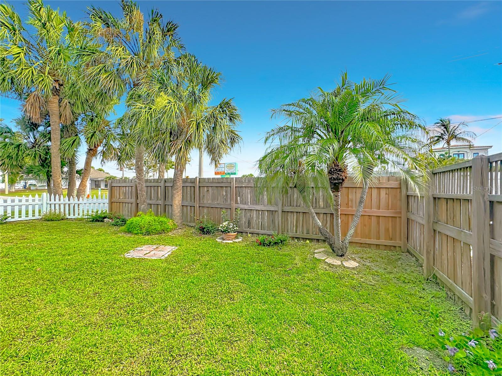 202 PEACOCK LN #A — photo 35