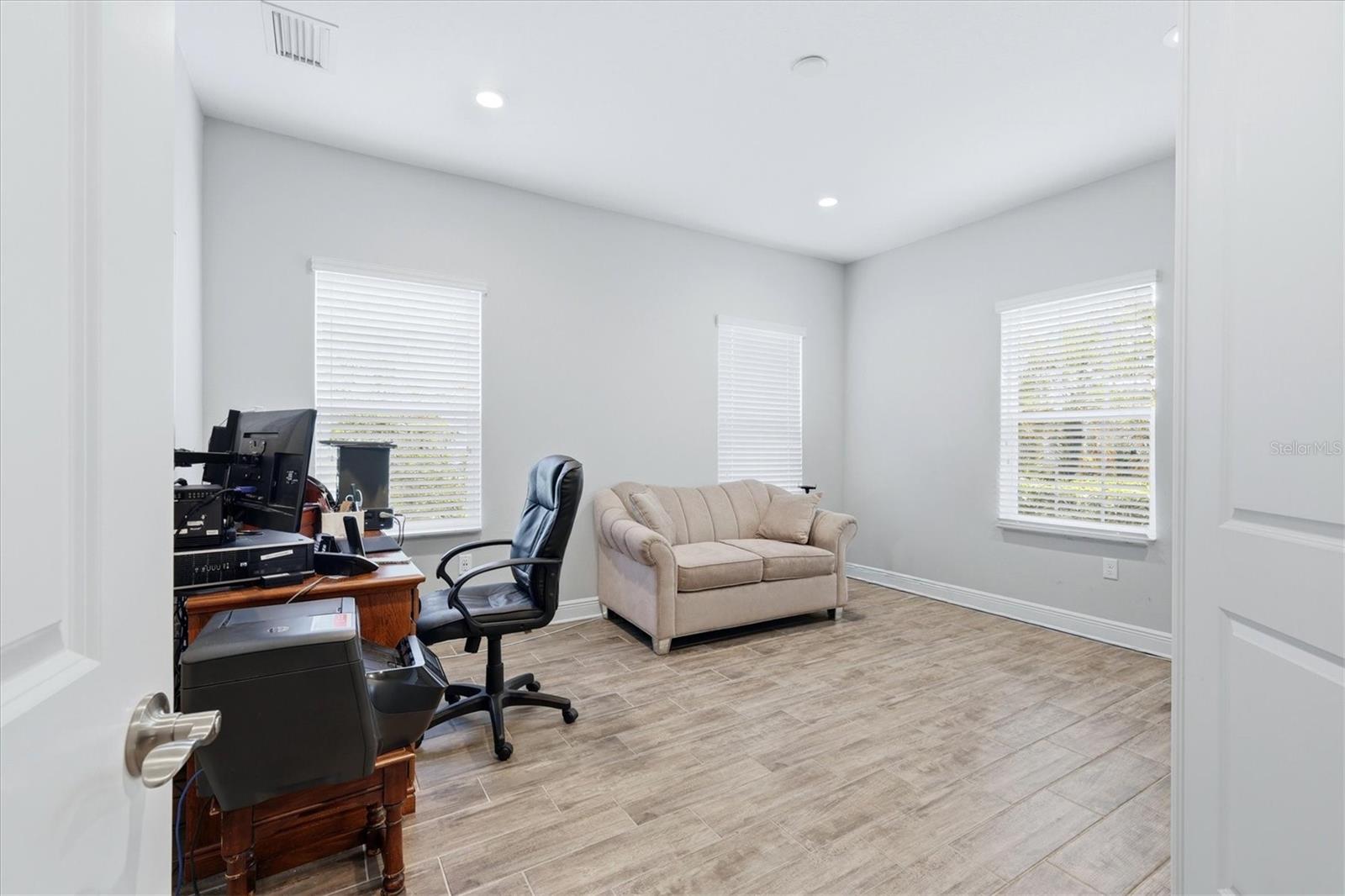 1109 THORNBURY DR — photo 32