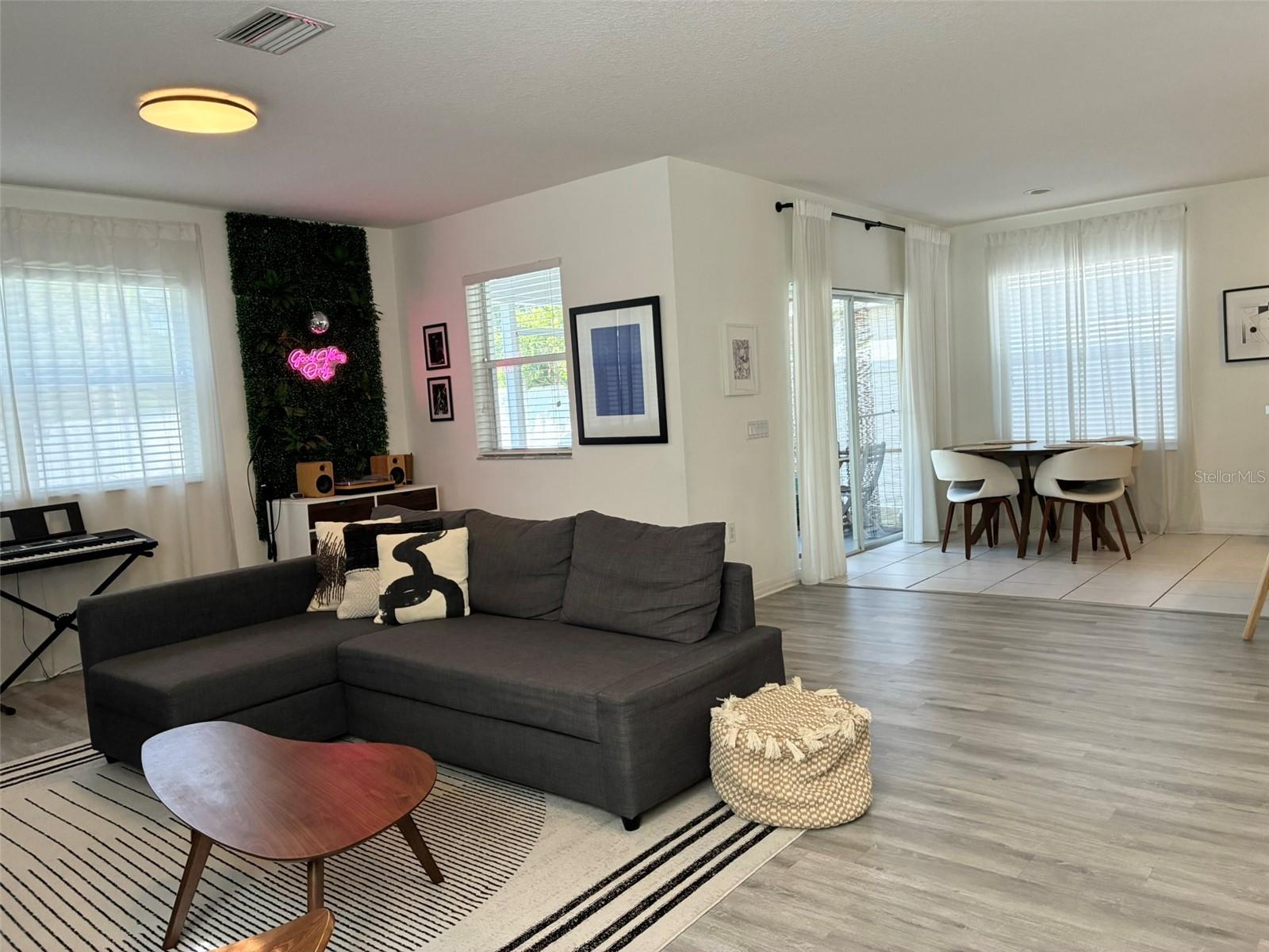 8026 CARRIAGE POINTE DRIVE — photo 5