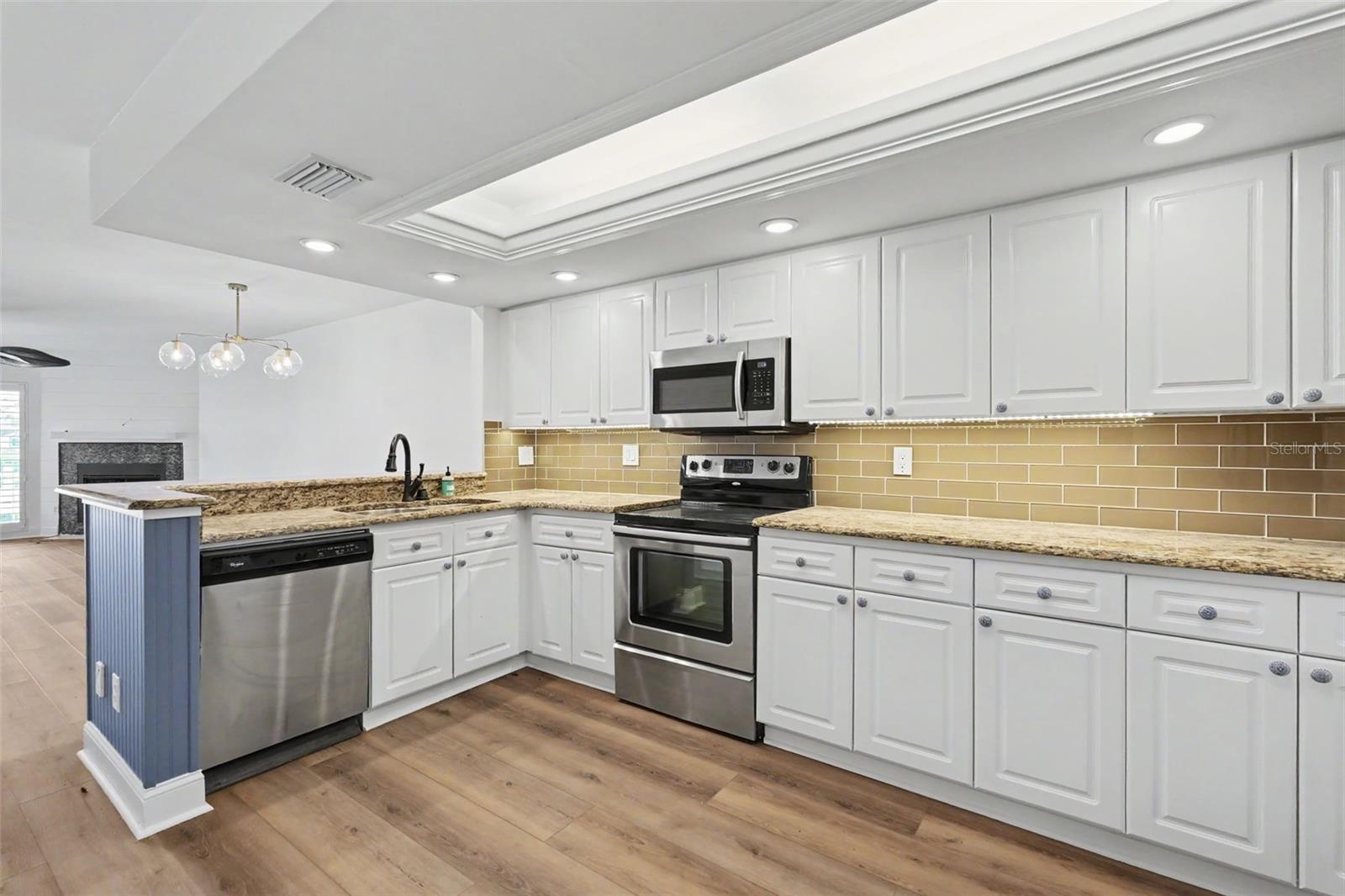 269 MADEIRA CIR — photo 12
