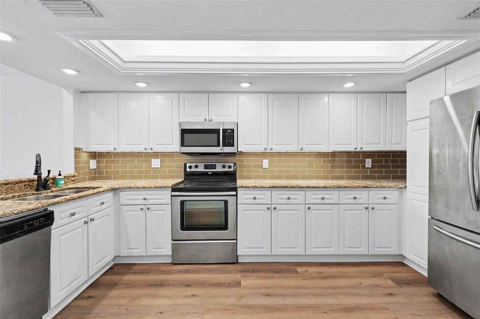 269 MADEIRA CIR — photo 11